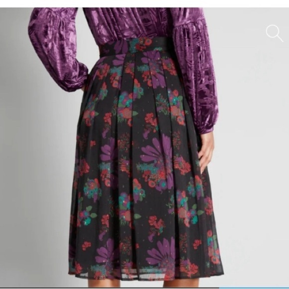 NWT Modcloth  Midi Pleated Skirt Size 8 Black Floral - Picture 2 of 4